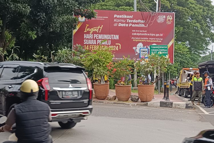 Trotoar di dekat DPR MPR RI yang diperbaiki setelah viral jadi jalan pintas pengendara motor