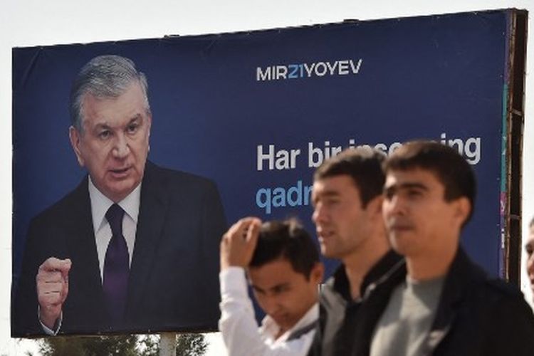 papan iklan kampanye Presiden Uzbekistan Shavkat Mirziyoyev di kota Termez dekat perbatasan dengan Afghanistan, sekitar 800 km dari Tashkent, pada 19 Oktober 2021.