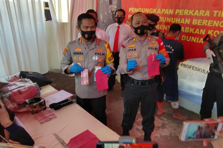 Kapolresta Bandung Kombes Pol Hendra Kurniawan dan Kapolsek Ciwidey AKP Ivan Taufik tengah memperlihatkan barang bukti kasus pembunuhan yang dilakukan Ketua RT kepada warganya, di Mapolsek Ciwidey, Senin (27/7/2020).