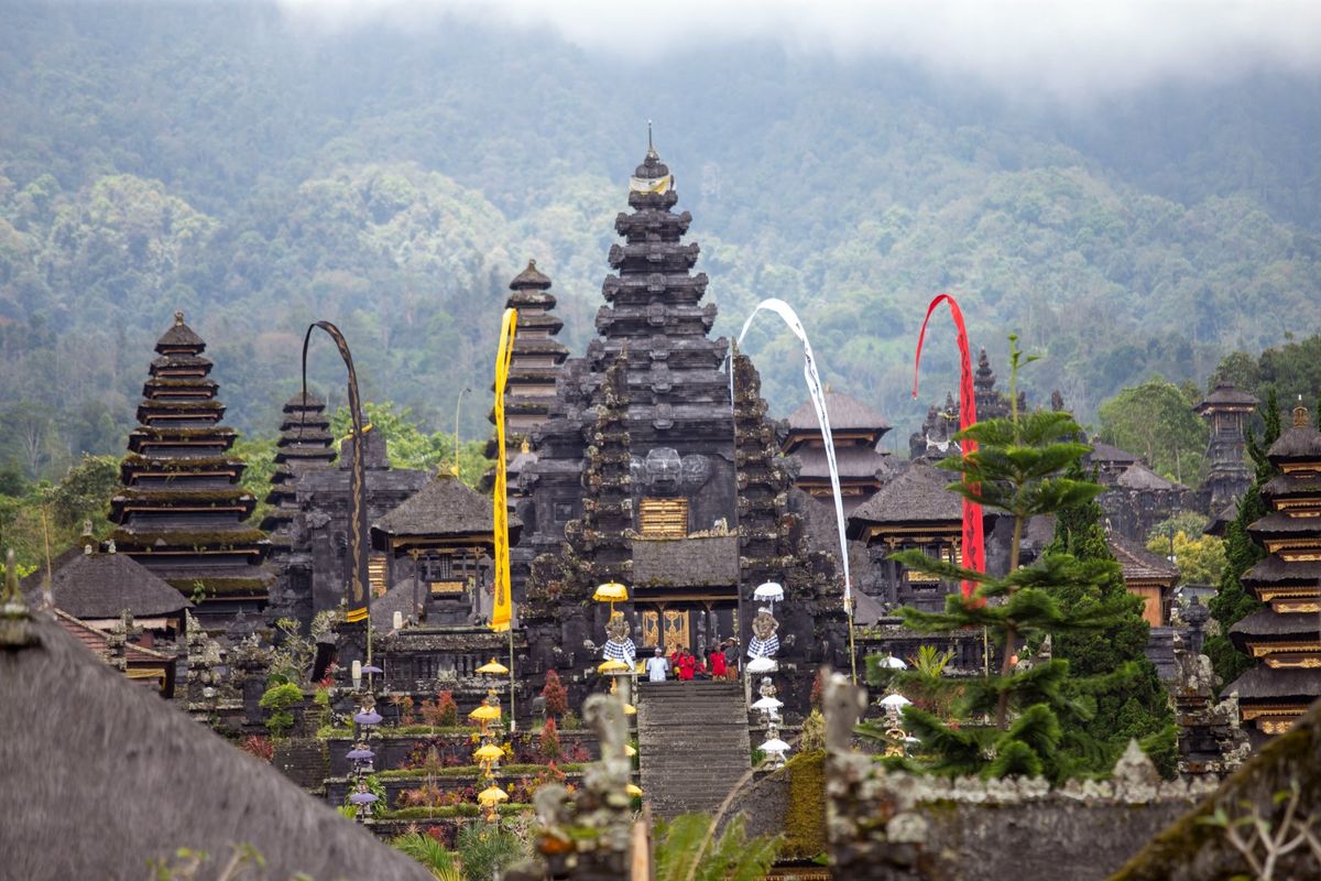 Kawasan Suci Pura Agung Besakih di lereng Gunung Agung, Karangasem, Bali yang direvitalisasi Waskita Karya. 