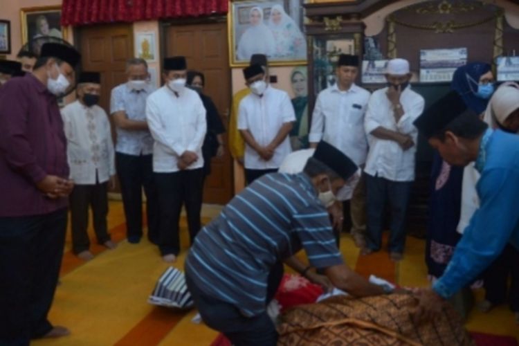 Gubernur Riau Syamsuar saat melayat ke rumah duka tokoh perempuan Provinsi Riau, Hj Roslaini, di Kelurahan Tangkerang Tengah, Kecamatan Marpoyan Damai, Kota Pekanbaru, Riau, Selasa (30/11/2021).