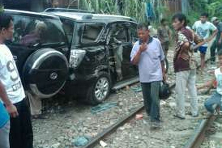 Kecelakaan kereta api dan mobil Daihatsu Terios di Jalan Tambun Nabolon, Pematangsiantar, Kamis (19/5/2016).