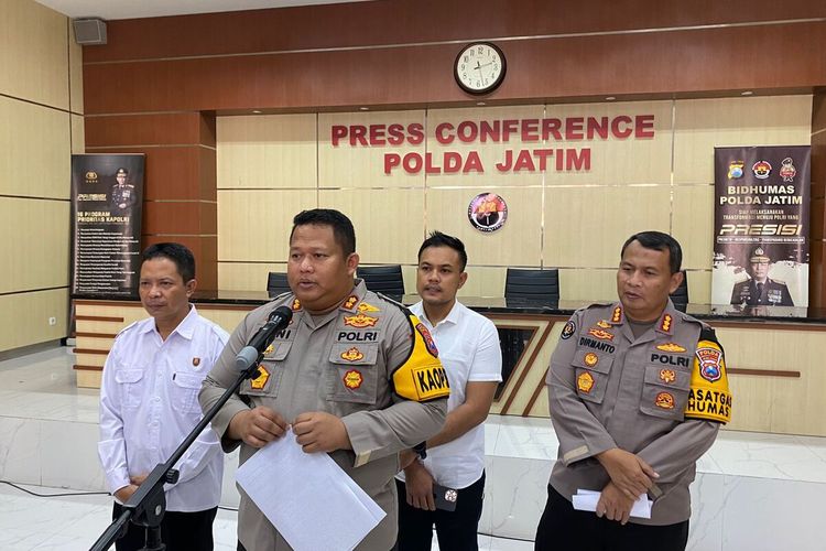 Kapolres Pamekasan AKBP Jazuli Dani Iriawan saat menyampaikan kronologi perkara sengketa tanah yang melibatkan bibi dan keponakan di Mapolda Jawa Timur, Rabu (27/3/2024).