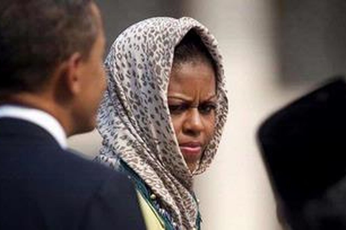 Ibu Negera Michelle Obama tampak mengenakan kerudung saat mengunjungi Masjid Istiqlal, Jakarta, Rabu (10/11/2010).