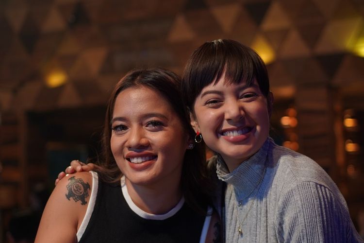 Cantika Abigail (kiri) dan Aurelie Moeremans dalam film Story of Dinda: Second Chance of Happiness