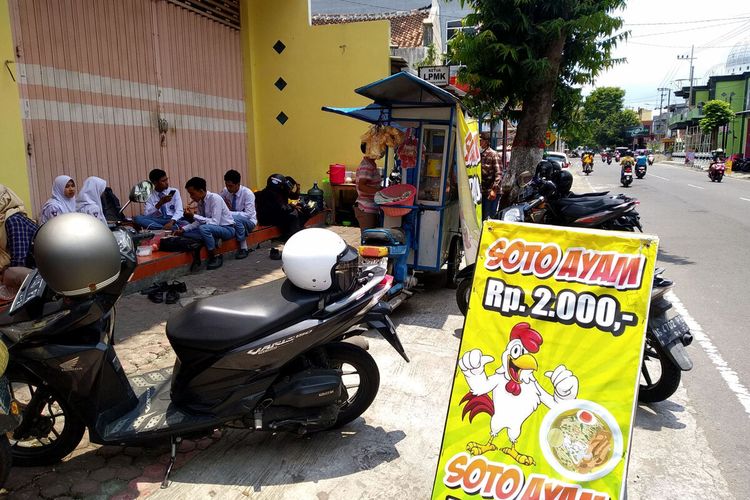 Warung kaki lima milik Yus Rudianto di Jalan Mastrip Kota Blitar yang menjual nasi soto Rp 2.000 per porsi, Kamis (21/10/2021)