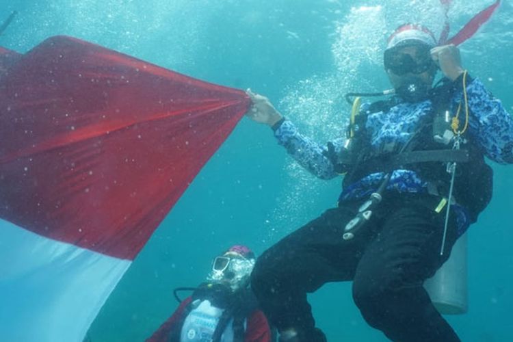 Upacara bendera menyambut HUT ke-74 RI di Teluk Maumere, Kabupaten Sikka, Flores, Nusa Tenggara Timur, Sabtu (16/8/2019).