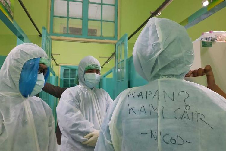 Para petugas pemulasaraan jenazah RSUD Soekardjo Tasikmalaya, protes dengan menuliskan sindiran kapan dicairkan intensif saat memproses jenazah covid-19 di ruang isolasi khusus, Kamis (20/8/2020) dini hari tadi.