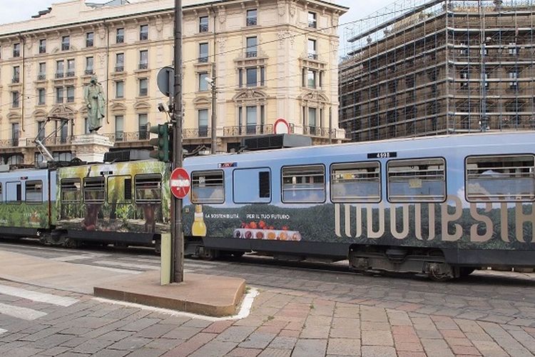 Tram yang merupakan sarana transportasi utama di Milan dan bus kota di Napoli, di Italia, dihiasi dengan gambar produk ekspor dan objek wisata pulau komodo. Foto ini diambil di Milan.
