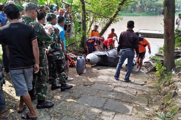 Tim BPBD Gresik bersama pihak kepolisian dan masyarakat sekitar, terus melakukan pencarian korban perahu terbalik yang belum ditemukan.