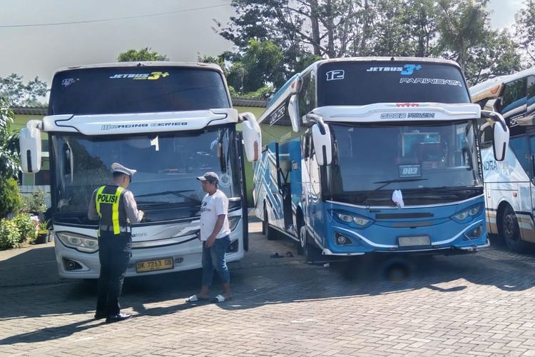 Polisi mengecek tiga bus pariwisata tak laik jalan yang mengangkut rombongan pelajar SMK dari Bali di salah satu rest area, Kota Batu, Jawa Timur pada Kamis (9/1/2024). 