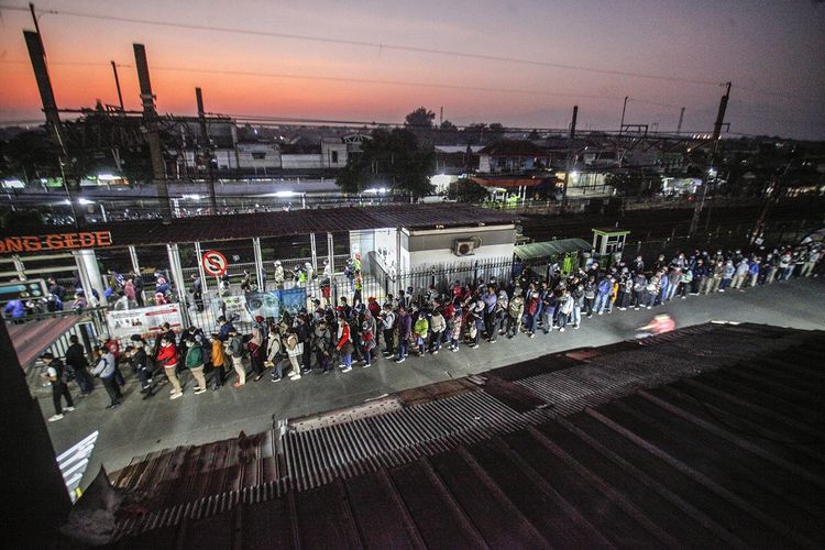 Sejumlah calon penumpang KRL mengantre di Stasiun Bojonggede, Kabupaten Bogor, Jawa Barat, Senin (26/7/2021). PT KAI Commuter Line masih memberlakukan pengetatan kepada para penumpangnya mulai  26 Juli 2021 hingga 2 Agustus 2021, pengetatan ini berbarengan dengan keputusan pemerintah yang kembali memperpanjang Pemberlakuan Pembatasan Kegiatan Masyarakat (PPKM). ANTARA FOTO/Yulius Satria Wijaya/foc.