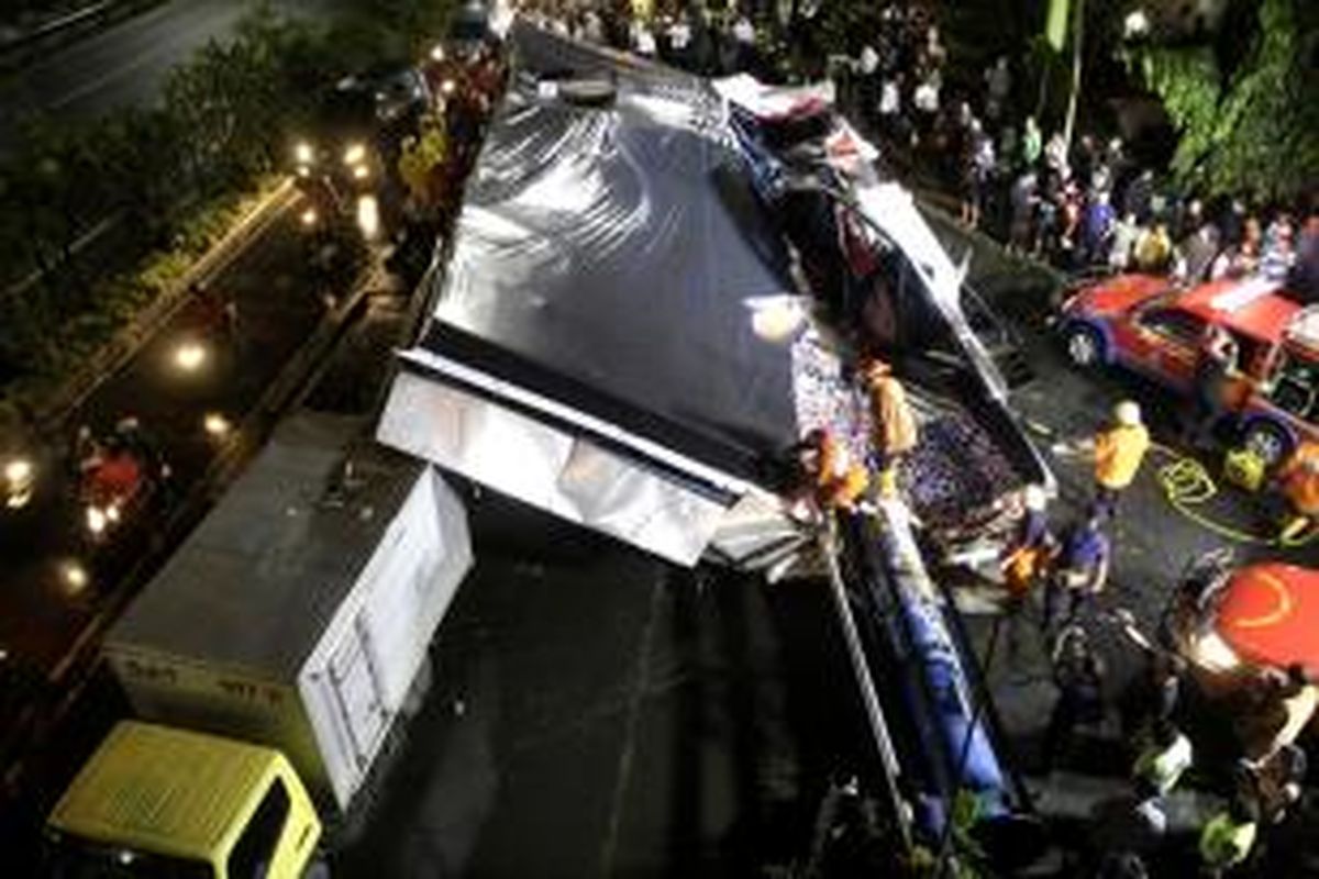 Papan reklame ambruk menimpa tiga mobil dan dua motor saat hujan deras disertai angin kencang di Jalan S Parman, Jakarta, Selasa (22/4/2014). Kejadian ini mengakibatkan dua orang luka-luka. 