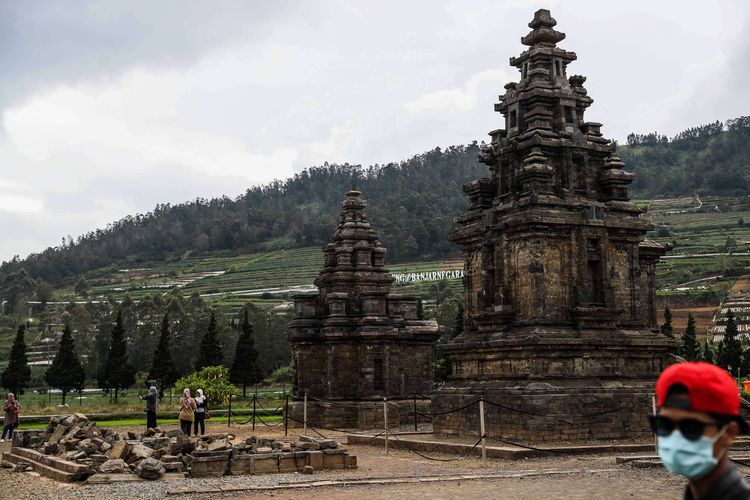 Wisatawan saat berada di Candi Arjuna, salah-satu candi di kompleks candi Dieng, Kabupaten Banjarnegara, Jawa Tengah, Minggu (15/10/2020).