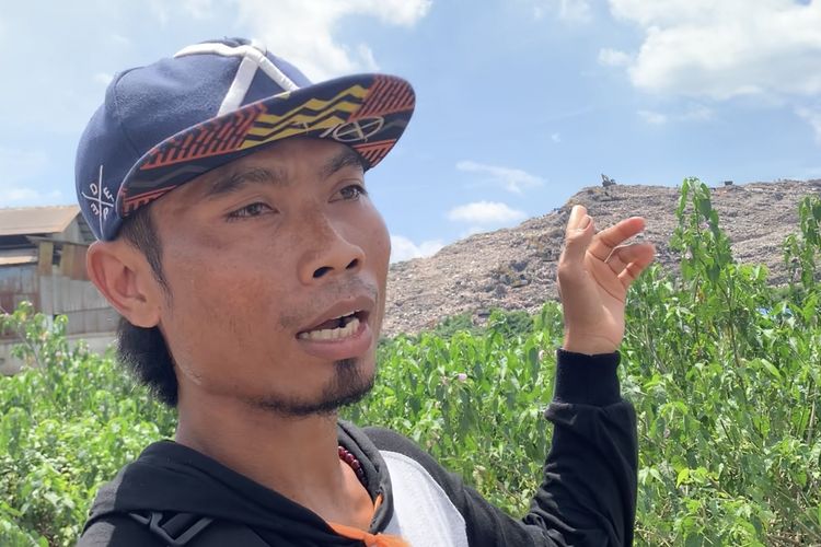 Surahman (35) yang bekerja di tempat pengelolaan sampan terpadu (TPST) Bantargebang, Kota Bekasi, menceritakan suka duka bekerja menjadi pemulung selama 10 tahun saat berbincang dengan Kompas.com, Selasa (5/3/2024).