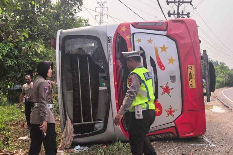 Bus Bintang Utara Oleng dan Tabrak Tiang Listrik di Labusel, 22 Penumpang Terluka