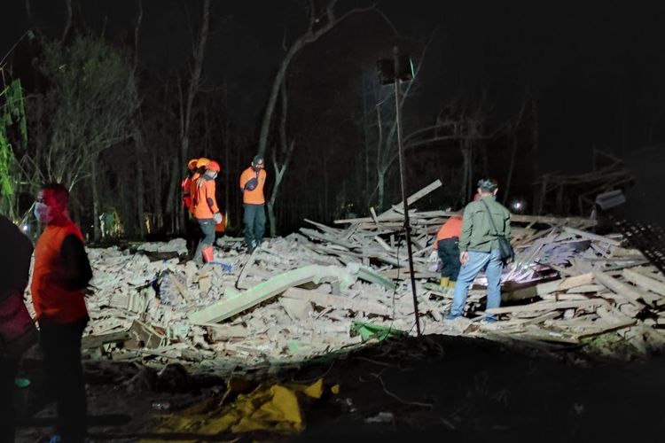Tim  BPBD Kabupaten Blitar mengevakuasi korban dari rumah yang hancur akibat ledakan di Dusun Sadeng, Desa Karangbendo, Kecamatan Ponggok, Kabupaten Blitar pada Minggu (19/2/2023) malam