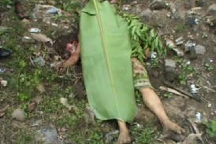 Jasad Arwin Daeng,  warga Jalan Agus Salim, Polewali Mandar terbujur ditutupi daun pisang.