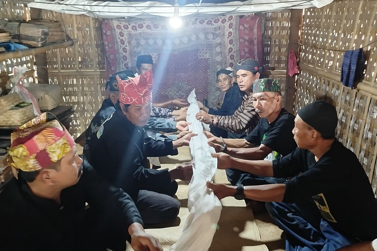 Tetua adat melakukan prosesi pembersihan pusaka Buyut Cungking pada Resik Kagungan, Minggu, (12/1/2025). 