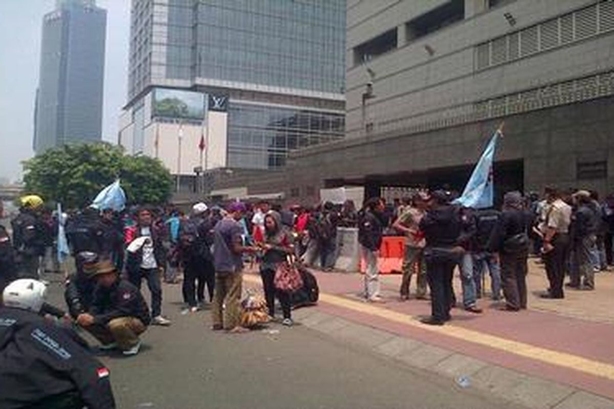 Ratusan buruh dari Bekasi, Rabu (5/9/2012) berunjuk rasa ke Kedutaan Besar Jepang di Jakarta. Mereka memprotes sistem alih daya.