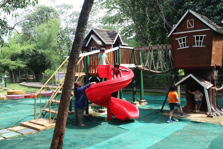 Beberapa anak terlihat bermain di D'Kandang, Depok, Jawa Barat. D'Kandang bisa jadi pilihan tempat wisata anak di Depok.