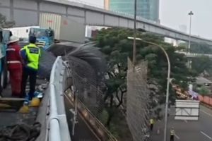 Pagar Besi Berserakan di Flyover Tomang, Akses Tol ke Tj Priok dan Cawang Ditutup 