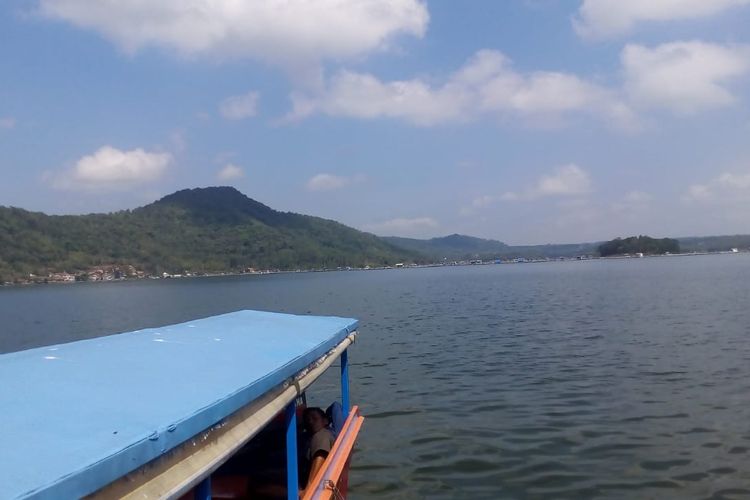 Panorama bukit dan hamparan waduk di Kawasan Wisata Waduk Darma di Kuningan, Jawa Barat..