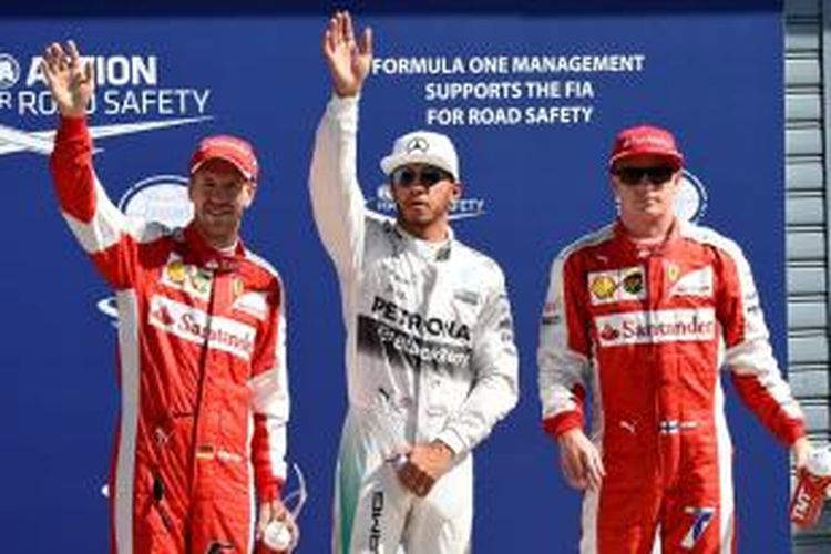 Pebalap Mercedes asal Inggris, Lewis Hamilton (tengah), berpose bersama dua pebalap Ferrari, Sebastian Vettel (kiri) dan Kimi Raikkonen, setelah sesi kualifikasi GP Italia di Sirkuit Monza, Sabtu (5/9/2015). Hamilton berhak atas pole position, Raikkonen tercepat kedua, dan Vettel ketiga.
