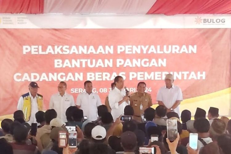 Presiden Joko Widodo di Gudang Bulog Kota Serang, Banten, Senin (8/1/2024).