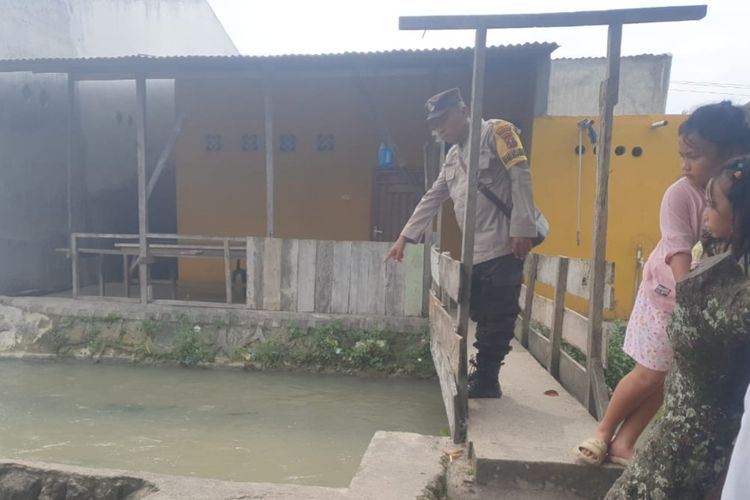 Foto: Polisi menunjukkan lokasi tenggelamnya seorang balita inisial GMP (2) di parit yang berlokasi di Huta II Bangun Putih, Nagori Pulo Bayu, Kecamatan Hutabayu Raja, Kabupaten Simalungun, Sumatera Utara.| Dokumentasi: Polsek Tanah Jawa.
