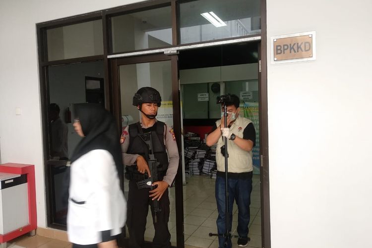 Penyidik KPK kembali melakukan penggeledahan di sejumlah OPD di lingkungan Pemprov Kepri, kali ini penggeledahan dilakukan di BPKAD Kepri, Rabu (18/9/2019). 
