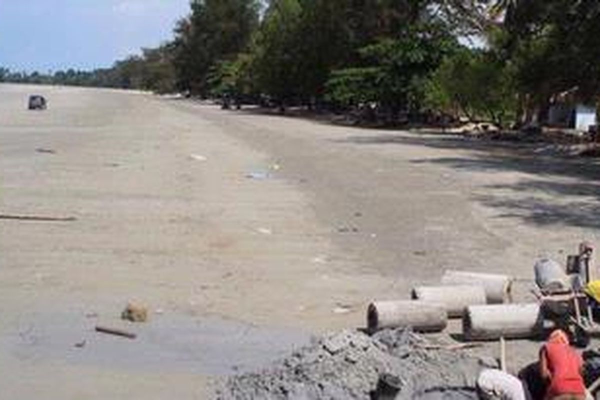 Pembangunan batu pemecah ombak di Pantai Pasir Padi, Bangka, Provinsi Kepulauan Bangka Belitung, Rabu (2/5/2012).