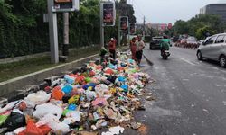 DLH Semarang Minta Maaf, Tumpahan Sampah di Jalan Sultan Agung Cepat Dibersihkan