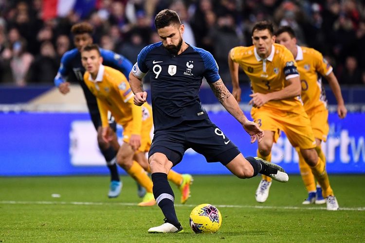 Striker Perancis, Olivier Giroud, mencetak gol via penalti dalam pertandingan Kualifikasi Grup H Euro 2020 antara Perancis vs Moldova di Stade de France di Saint-Denis, Paris, pada 14 November 2019.