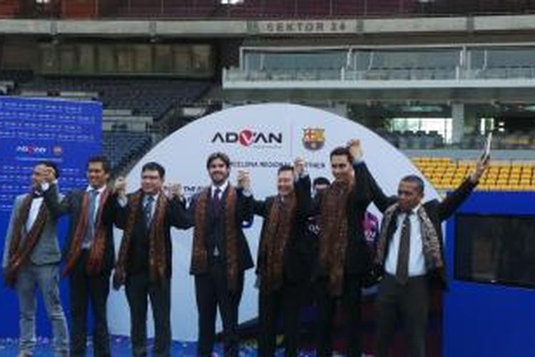 Penandatanganan kerjasama antara Barcelona dan Advan di Stadion Utama Gelora Bung Karno, Rabu (20/8/2014). 