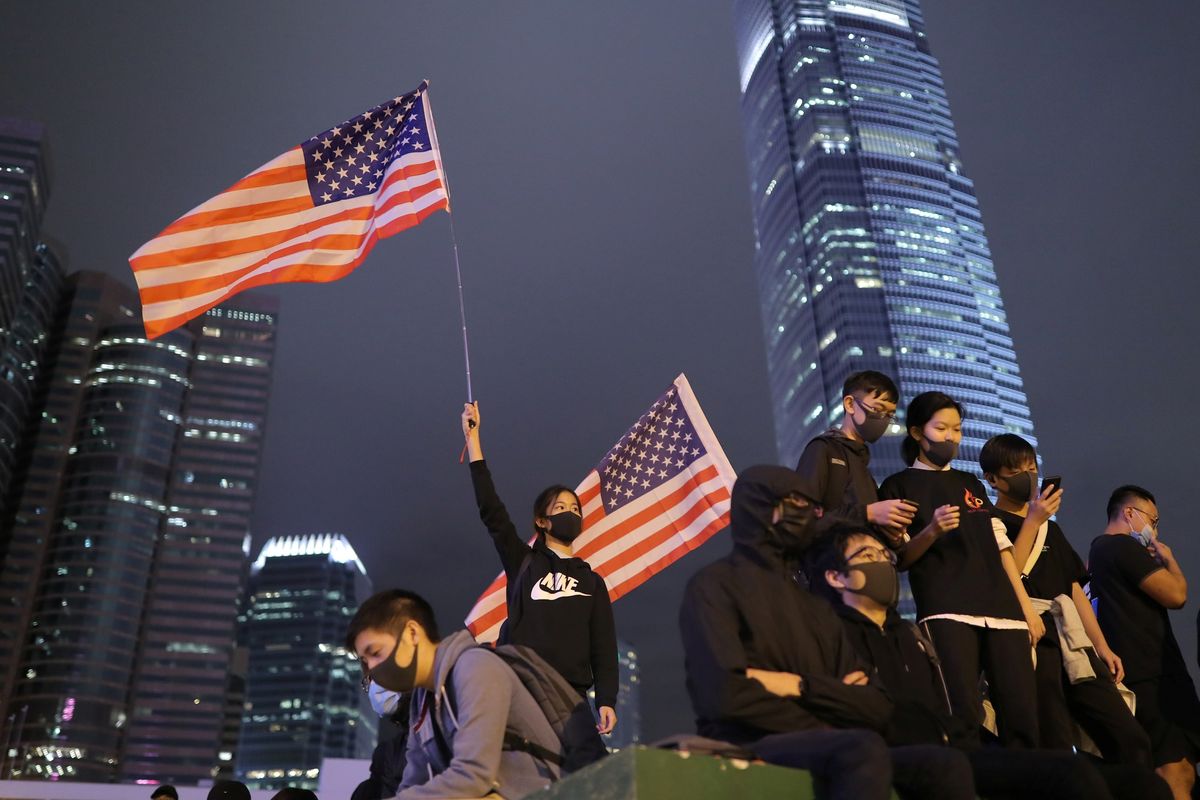 Sekelompok demonstran mengibarkan bendera AS ketika menghadiri aksi protes di Edinburgh, Hong Kong, pada 28 November 2019.