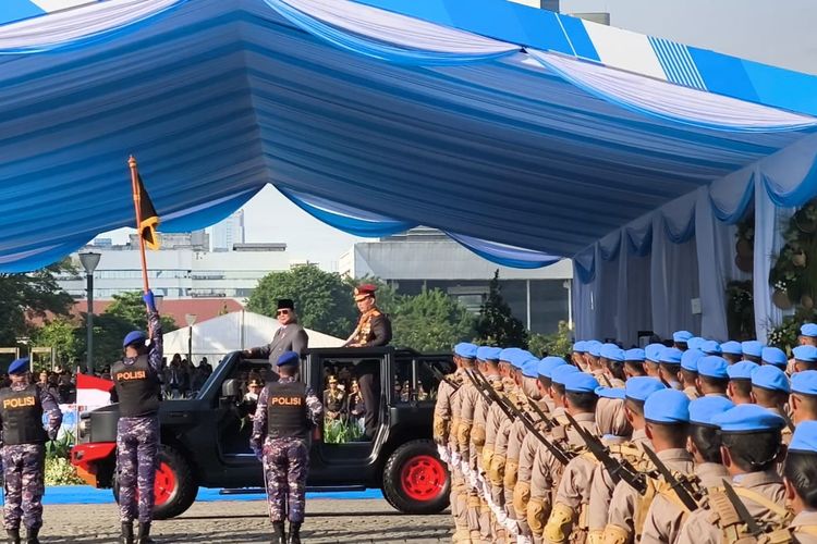 Presiden RI Prabowo bersama Kapolri Jenderal Listyo Sigit melakukan cek pasukan di Upacara HUT Ke-79 Bhayangkara di Lapangan Monas, Jakarta, Selasa (1/7/2025).