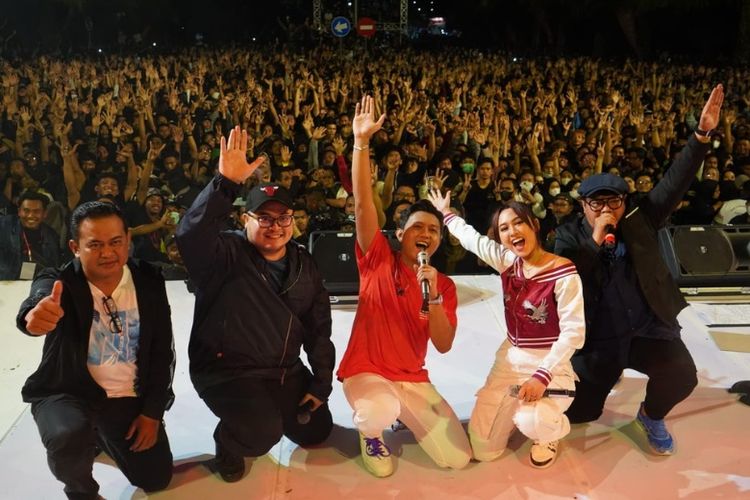 Bupati Kediri Hanindhito Himawan Pramana berfoto bersama pengisi konser.