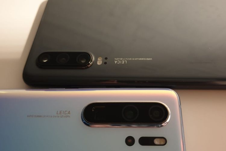 Punggung P30 pro terpasang empat kamera yang terdiri dari 5x periscope zoom beresolusi 8 megapiksel dengan bukaan f/3.4, kamera ultra wide 20 megapiksel berbukaan f/2.2, dan  wide angle 40 megapksel bukaan f/1.6, dan kamera Time of Flight (ToF) untuk 3D depth scanning. Sementara P30 hanya memiliki tiga kamera dengan konfigurasi kamera sama dengan P30 Pro, tanpa sensor ToF.