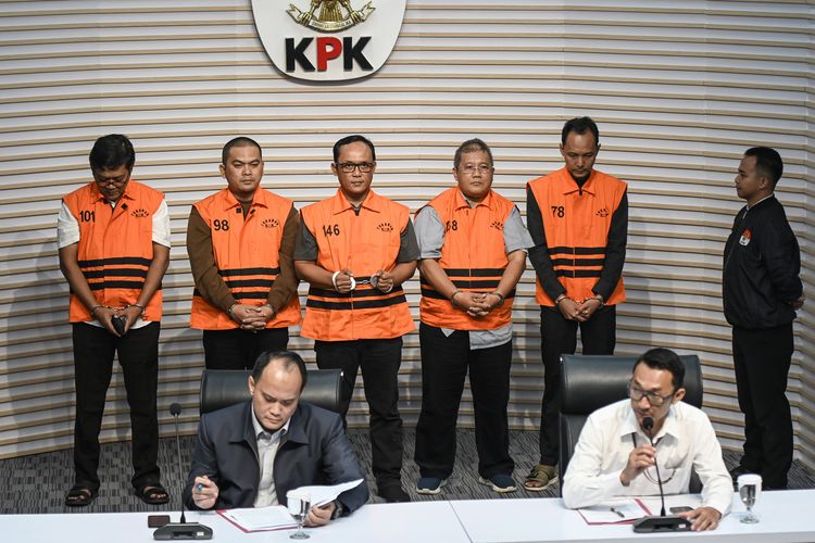 KPK Pindahkan Bupati Lampung Tengah ke Rutan Bandar Lampung untuk Disidang