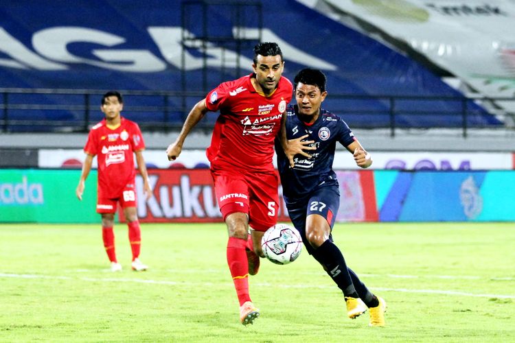 Pemain Persija Jakarta Otavio Dutra dijaga ketat Pemain Arema FC Dedik Setiwan saat pertandingan pekan 23 Liga 1 2021-2022 yang berakhir dengan skor 1-1 di Stadion Kapten I Wayan Dipta Gianyar, Sabtu (5/2/2022) malam.