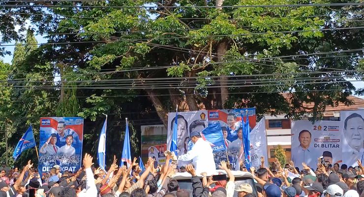 Momen Prabowo Joget "Gemoy" dan Bagikan Kaos Usai Hadiri Deklarasi Relawan di Blitar