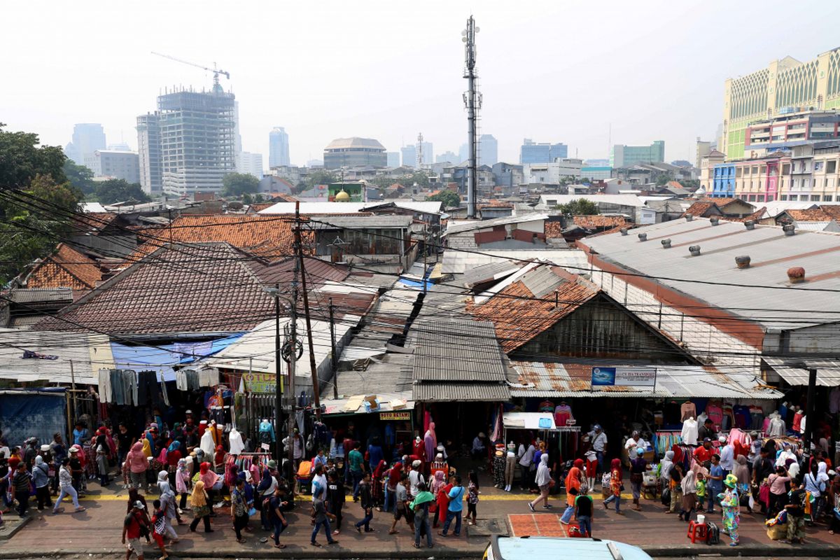 Suasana pedagang kaki lima (PKL) berjualan di sepanjang trotoar di kawasan Pasar Tanah Abang, Jakarta, Rabu (17/5/2017). Penertiban dilakukan setiap hari menyusul mulai banyaknya PKL yang berjualan di trotoar dan jalan kawasan Pasar Tanah Abang.
