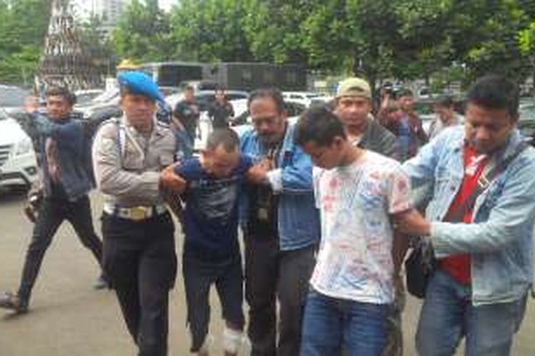 Dika Permana (18) dan Dani Mukti (26) dua penjahat jalanan yang kabur dari sel tahanan Polsek Ujungberung pada tanggal 24 Desember 2016 lalu berhasil ditangkap jajaran Reskrim Polrestabes Bandung, Rabu (28/12/2016) pagi.