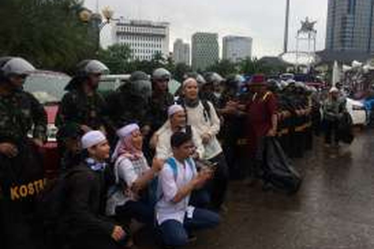 Usai doa bersama, peserta bersalaman dan berfoto dengan prajurit TNI di Monas, Jakarta, Jumat (2/12/2016).