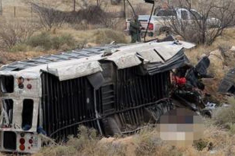 Sebuah bus penjara milik LP Texas tergelincir, jatuh dari jalan layang dan menabrak kereta di dekat kota Odessa, Texas, Rabu (14/1/2015).