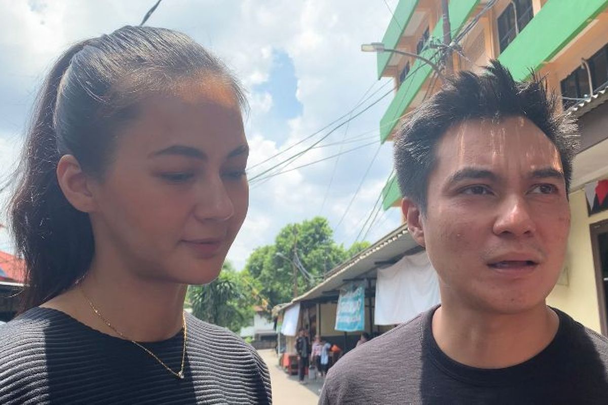 Baim Wong (kanan) dan Paula Verhoeven (kiri) mendatangi Polsek Kebayoran Lama, Jakarta Selatan pada Senin (3/10/2022).