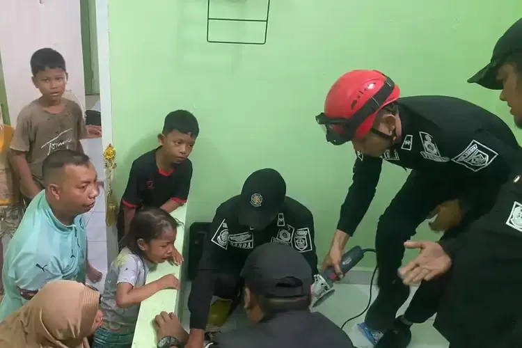 Kaki Terjepit Lubang Angin Saat Main Ponsel, Bocah 5 Tahun di Asahan Dievakuasi Damkar