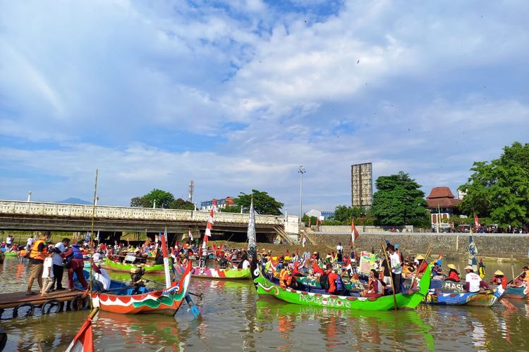 Suasana Pasar Apung Banjir Kanal Barat (BKB) Kota Semarang, Minggu (14/8/2022).