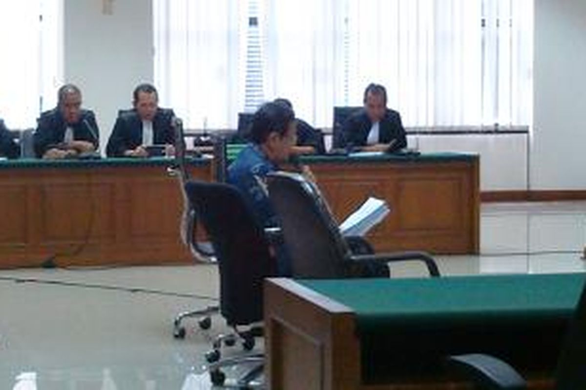 Mantan Kepala Dinas Perhubungan DKI Jakarta Udar Pristono menjalani sidang perdana di Pengadilan Tipikor, Jakarta, Senin (13/4/2015).